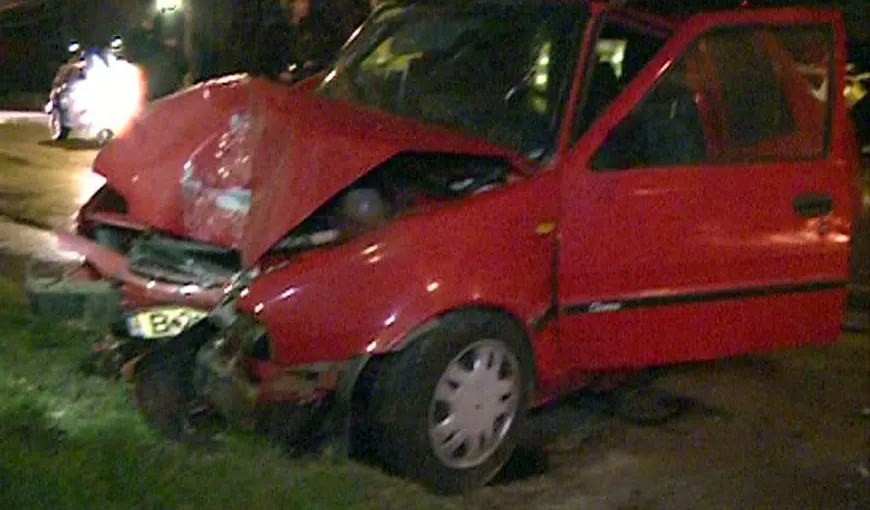 Accident grav în Capitală: Trei tineri în stare gravă la spital după ce maşina a intrat într-un pom