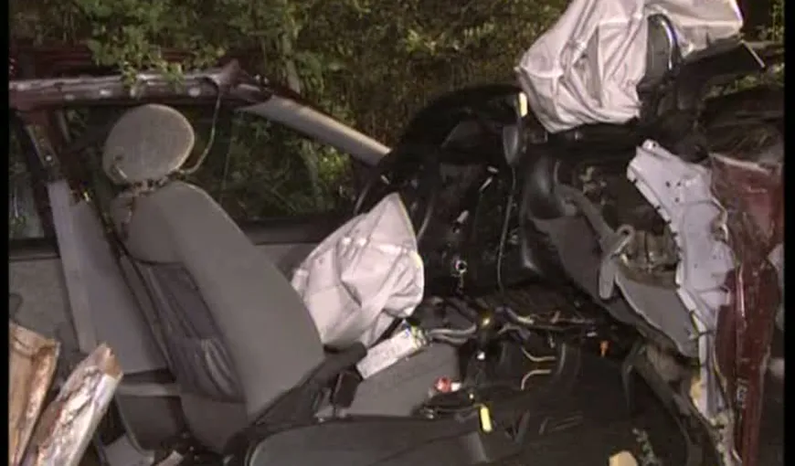 ACCIDENT MORTAL în Vinerea Mare. O maşină care circula cu viteză s-a izbit violent de un copac VIDEO