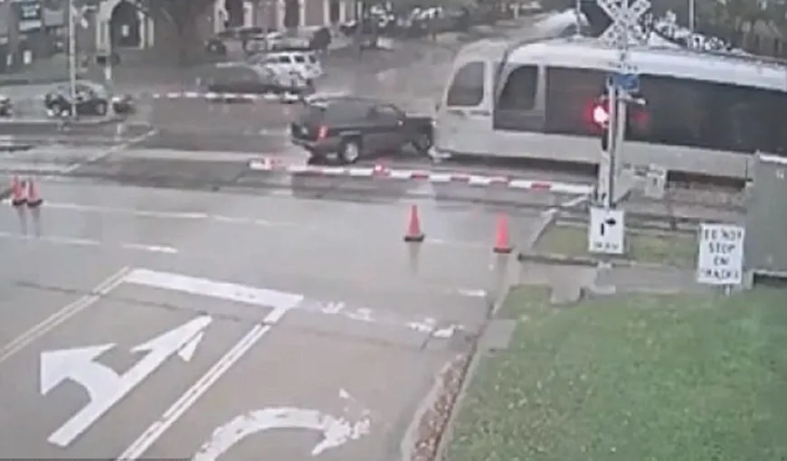 Accident teribil: Un şofer cu copii în maşină a trecut peste calea ferată, deşi barierele erau coborâte VIDEO