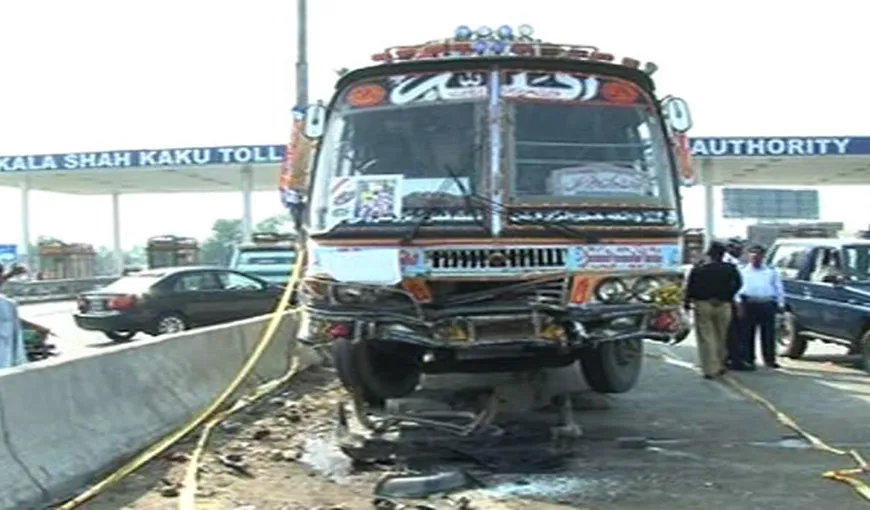TRAGEDIE în Pakistan: 42 de persoane au murit în urma coliziunii dintre un autocar şi un camion