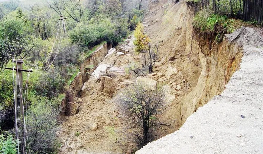Sute de oameni sunt IZOLAŢI din cauza alunecărilor de teren provocate de ploile abundente