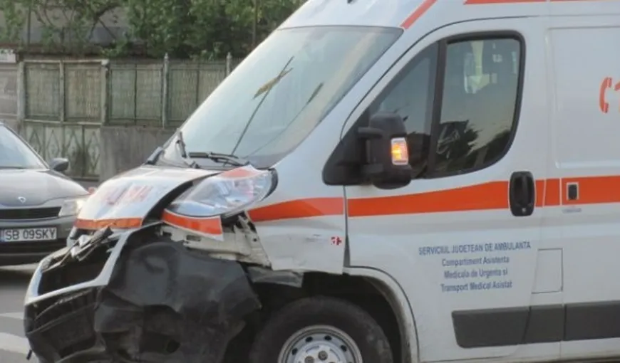 O ambulanţă, implicată într-un ACCIDENT GRAV pe Dealul Negru din Vâlcea. Pacientul a murit