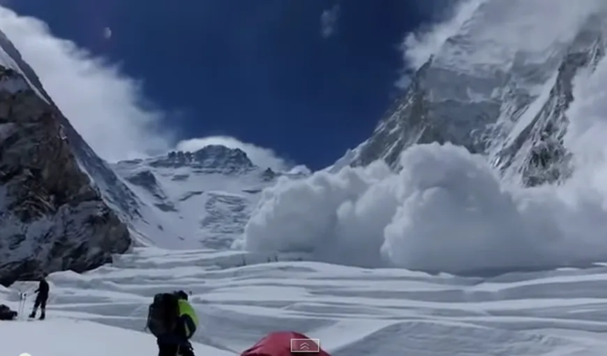 Au apărut primele imagini cu avalanşa uriaşă din Everest care a curmat viaţa a 13 oameni VIDEO