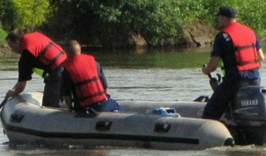 Tineri înecaţi în Mureş, după ce s-au răsturnat cu barca