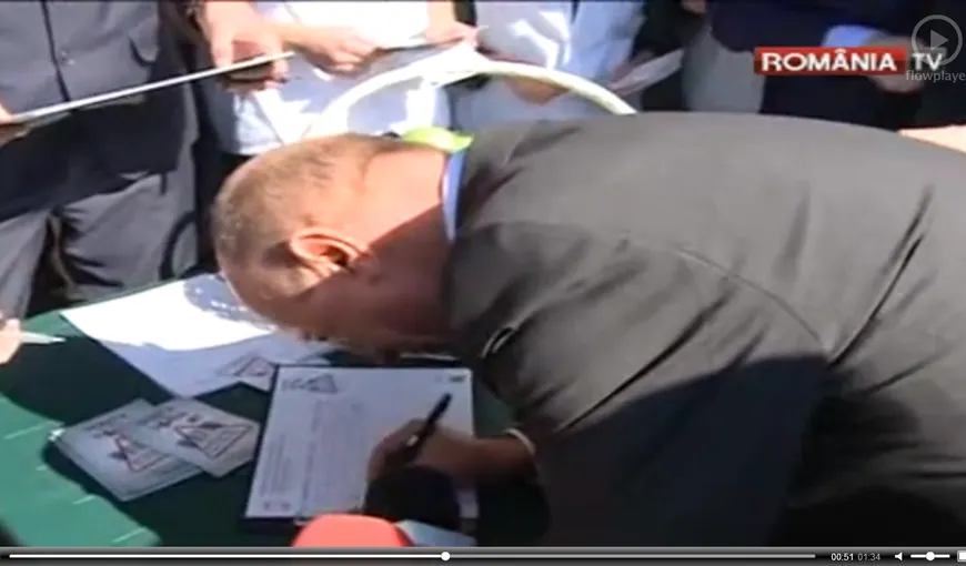 FALSURI PENALE în petiţia contra accizei, semnată de Băsescu. Vezi câţi MORŢI au „semnat-o”