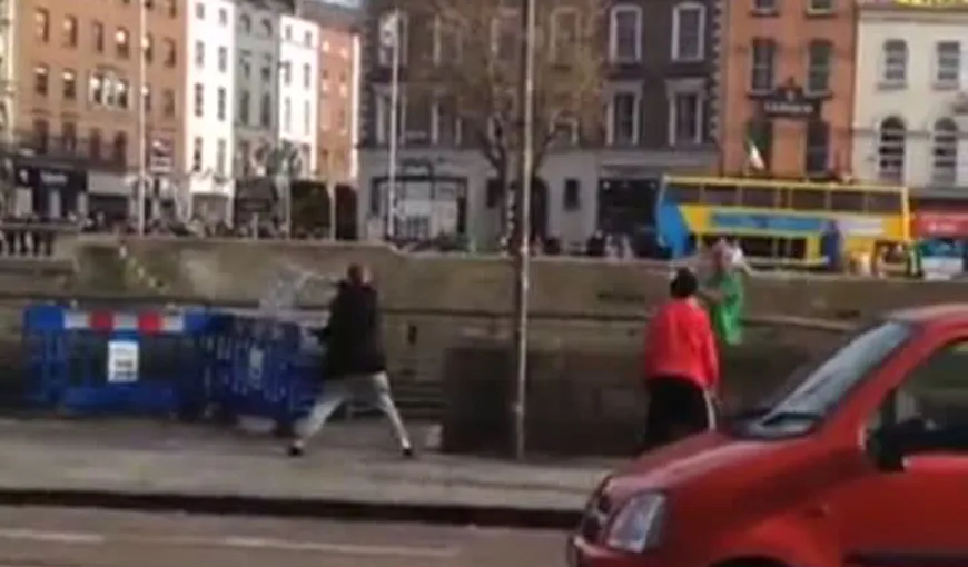 Bătaie cu scaune în plină stradă, printre trecători: Doi bărbaţi au fost filmaţi în timpul altercaţiei VIDEO