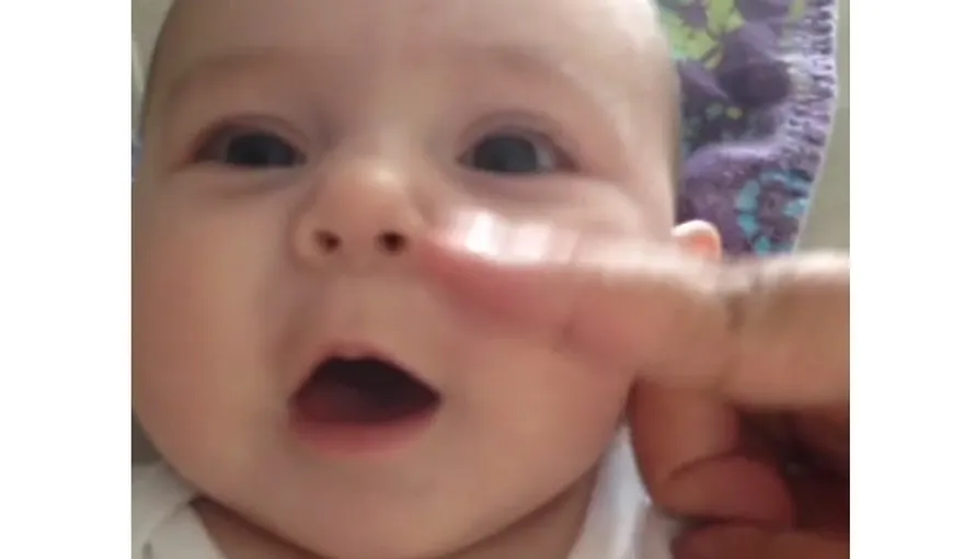 Cel mai amuzant bebeluş de pe Internet. AI SĂ RÂZI CU LACRIMI – VIDEO