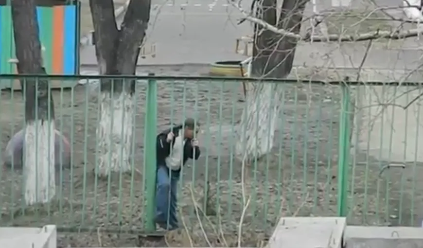 Cum încearcă un beţiv să treacă de un gard VIDEO
