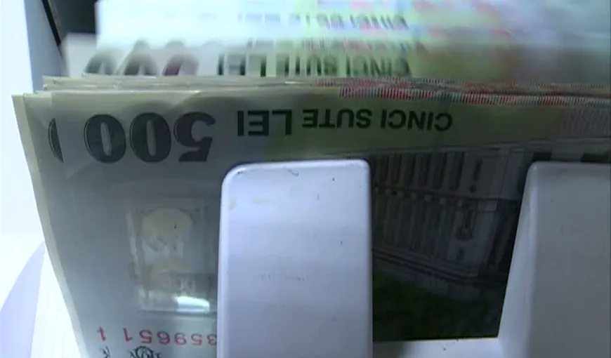 ALARMANT: Tot mai mulţi români îşi scot banii din bănci VIDEO