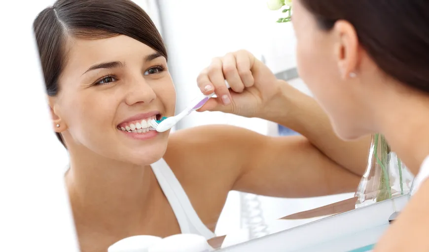 Sănătate orală: Când trebuie să schimbăm periuţa şi cum alegem pasta de dinţi