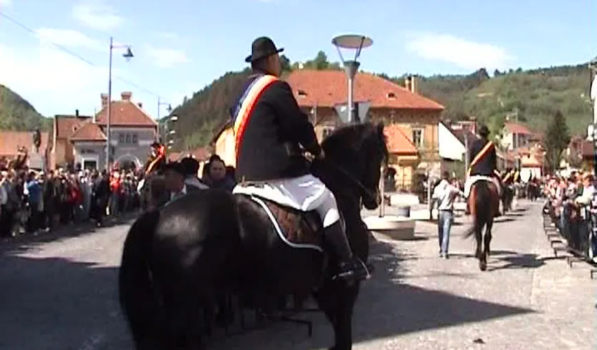 Scene de groază la Parada Junilor din Braşov: Mai mulţi cai s-au speriat şi au intrat în mulţime VIDEO