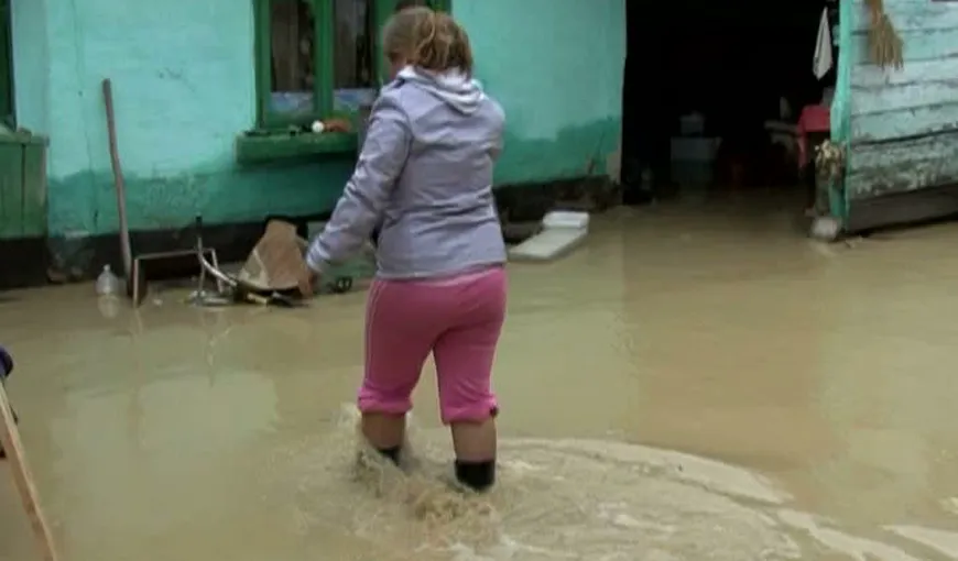 Dezastru în Vâlcea. Un râu ieşit din matcă a inundat 30 de gospodării