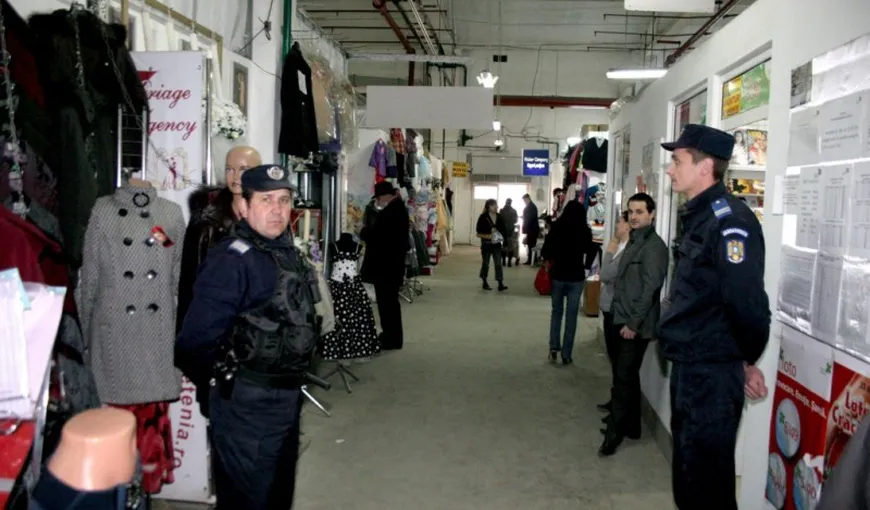 Peste 100 de poliţişti efectuează controale într-un complex comercial din Capitală