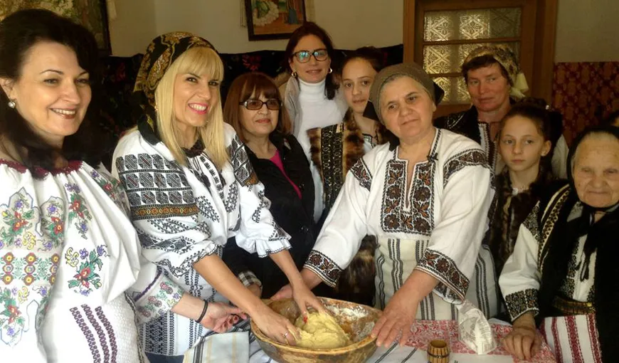 Elena Udrea, o bucătăreasă cu stil. În ce ţinută pregăteşte bucatele pentru masa de Paşte FOTO