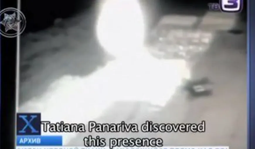 VIDEO: Fantomă sau fiinţă extraterestră, surprinsă pe camerele de supraveghere dintr-un oraş din Rusia