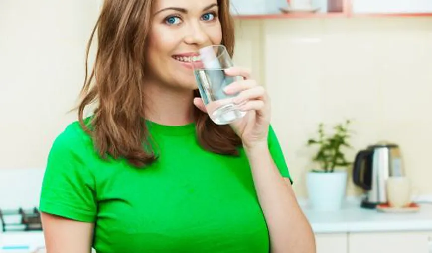 Bea apă sărată dimineaţa ca să-ţi detoxifiezi colonul