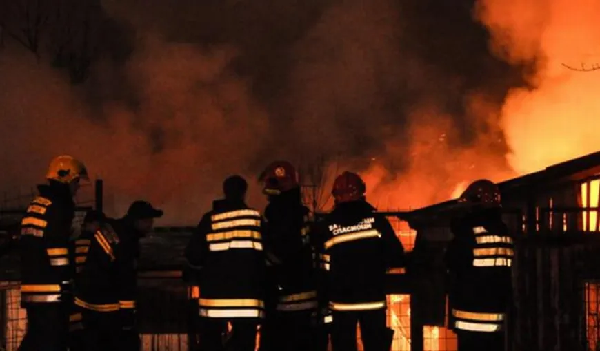 Incendiu devastator în Hunedoara. Două depozite mari au fost mistuite de flăcări