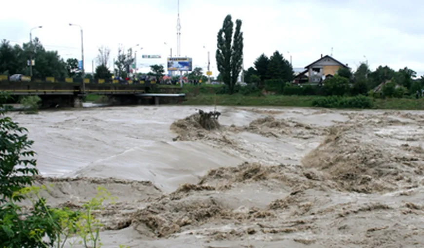 Zeci de gospodării şi anexe, inundate în mai multe localităţi din judeţul Olt