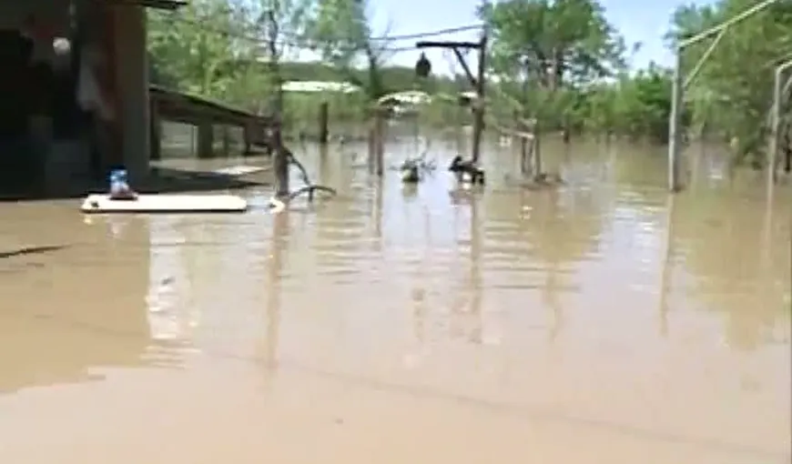 Imagini apocaliptice din zonele inundaţii. Sute de oameni evacuaţi, sate izolate din cauza apelor
