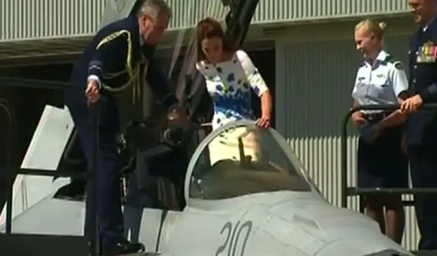 IMAGINI INEDITE. Ducesa de Cambridge şi prinţul William, la bordul unui avion de vânătoare F-18