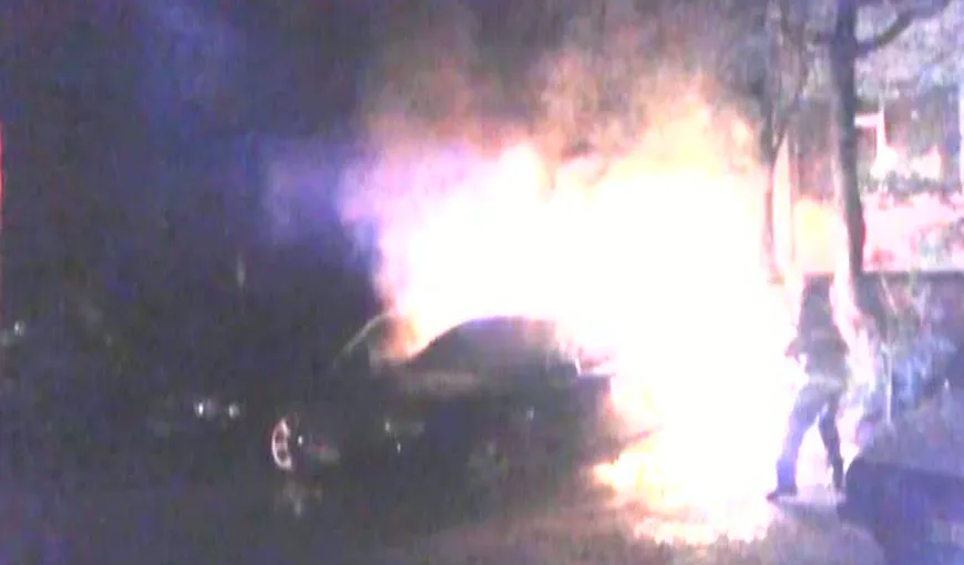 Prăpăd într-o parcare din Galaţi. Două maşini au fost incendiate VIDEO