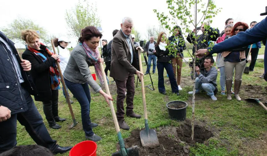 Sorin Oprescu a plantat arbori în Parcul Tineretului alături de 50 de studenţi