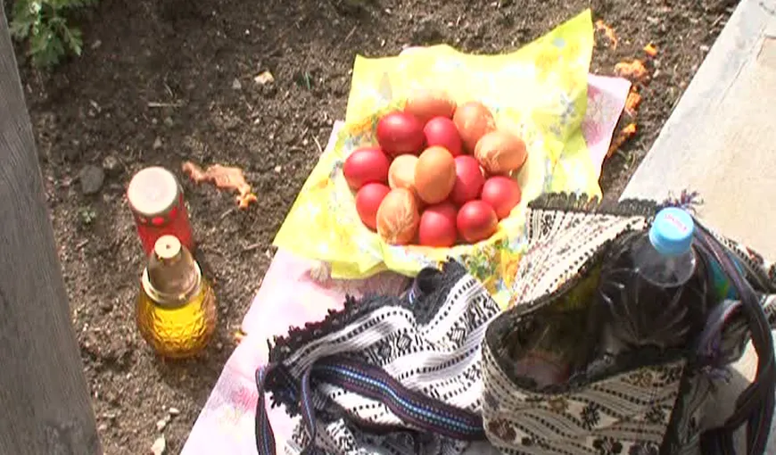 Obiceiuri ciudate de Paşte: Localnicii din Mărginimea Sibiului ciocnesc ouă roşii în cimitir VIDEO
