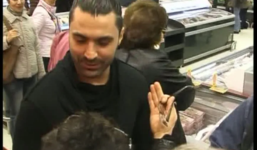 Pepe, la deschiderea unui supermarket. Clienţii au lăsat tigăile şi s-au fotografiat cu artistul VIDEO