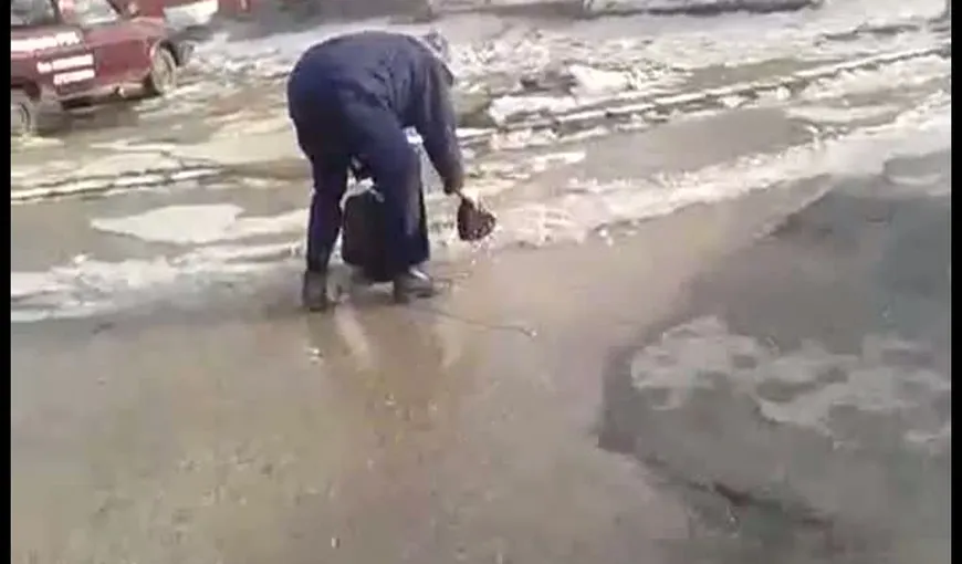 Imagini ULUITOARE cu un poliţist. Mort de beat, omul legii nu se mai ţine pe picioare VIDEO