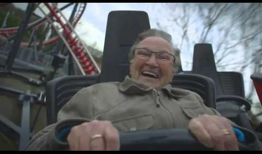 VIDEO: Bunicuţă de 78 de ani, pentru prima oară în roller coaster