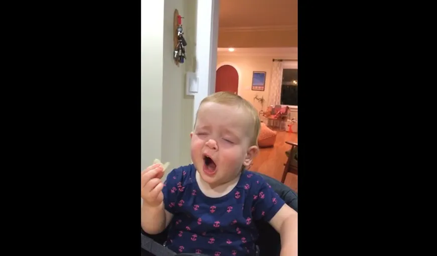 Reacţia amuzantă a unui bebeluş când gustă oţet pentru prima dată VIDEO
