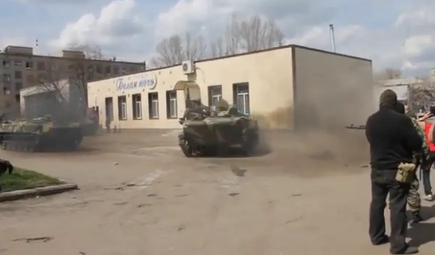 IMAGINILE ZILEI: Separatiştii ruşi au capturat un tanc şi au făcut drifturi cu el VIDEO