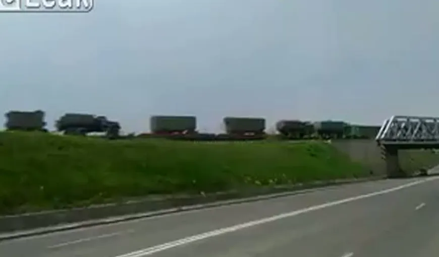 Un tren încărcat cu echipamente militare, filmat lângă Constanţa VIDEO