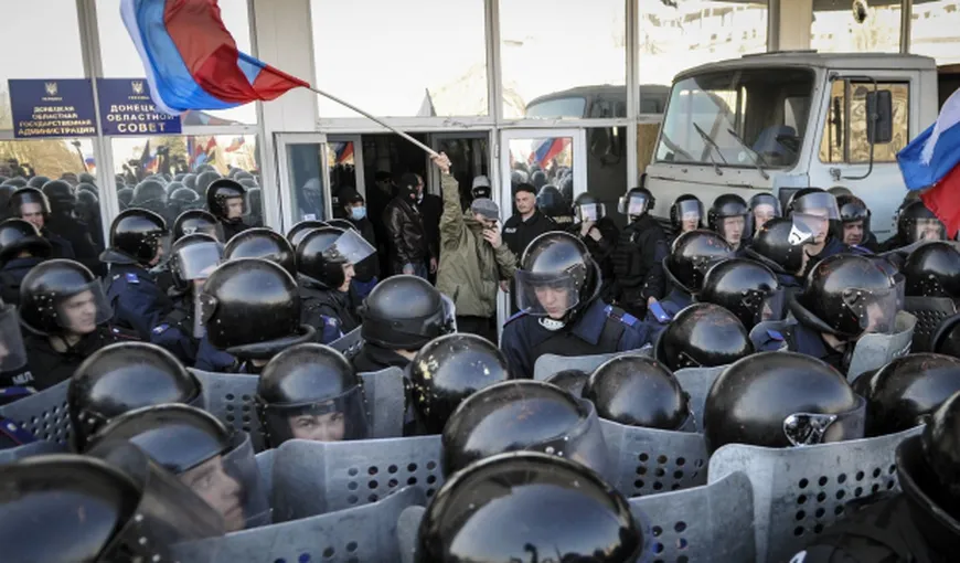VIOLENŢE ÎN UCRAINA: Manifestanţi pro-ruşi au atacat clădiri oficiale în Doneţk. UPDATE