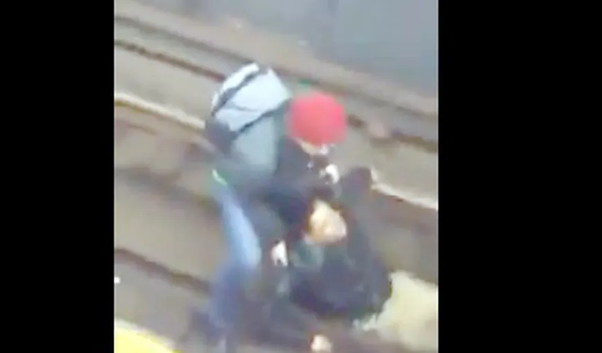 Bărbat filmat în timp ce s-a aruncat pe şinele de METROU şi a început să urle: Vagonul a trecut peste el VIDEO