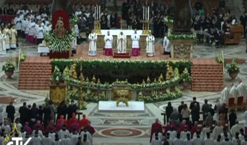 Papa Francisc a oficiat slujba de Înviere şi a împărţit Lumina sfântă credincioşilor VIDEO