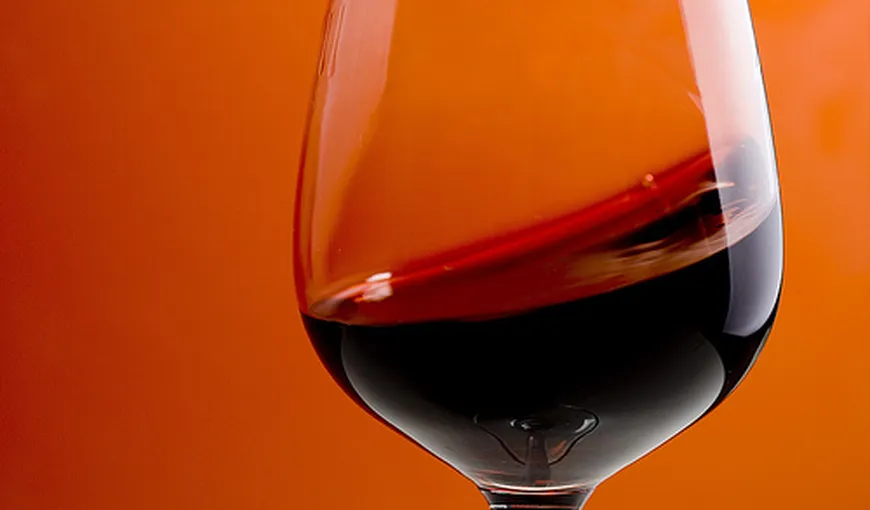 Persoanele care beau mai mult de o sticlă de vin pe zi ar putea trăi mai mult decât abstineţii