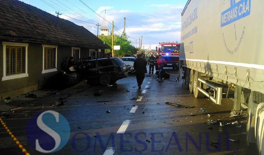 ACCIDENT MORTAL în Cluj, după ce o maşină a pătruns pe contrasens şi s-a izbit de un TIR