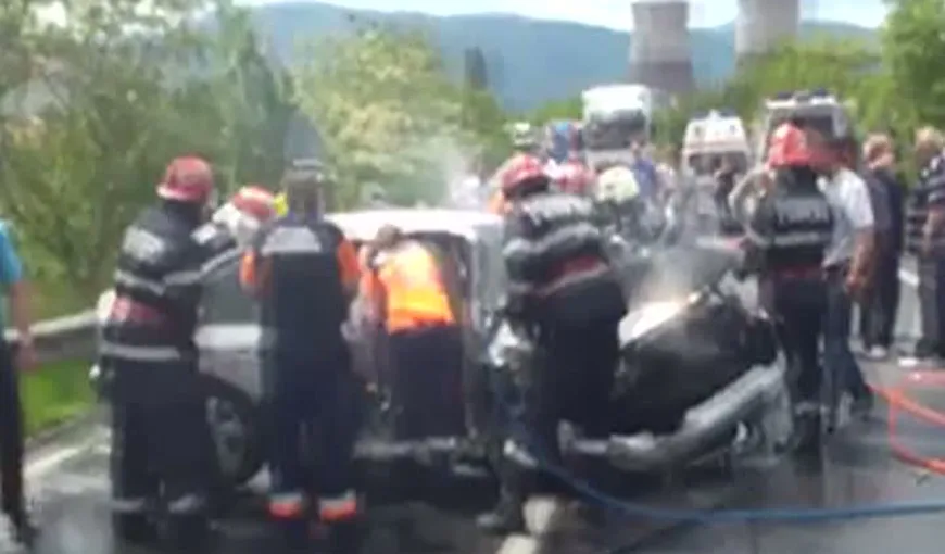 MAŞINĂ ÎN FLĂCĂRI la intrarea în Deva. Şoferul a murit din cauza arsurilor VIDEO