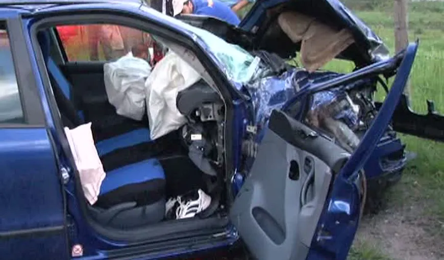 Trei persoane, printre care şi o gravidă, la spital după ce un şofer a derapat cu maşina într-o curbă VIDEO