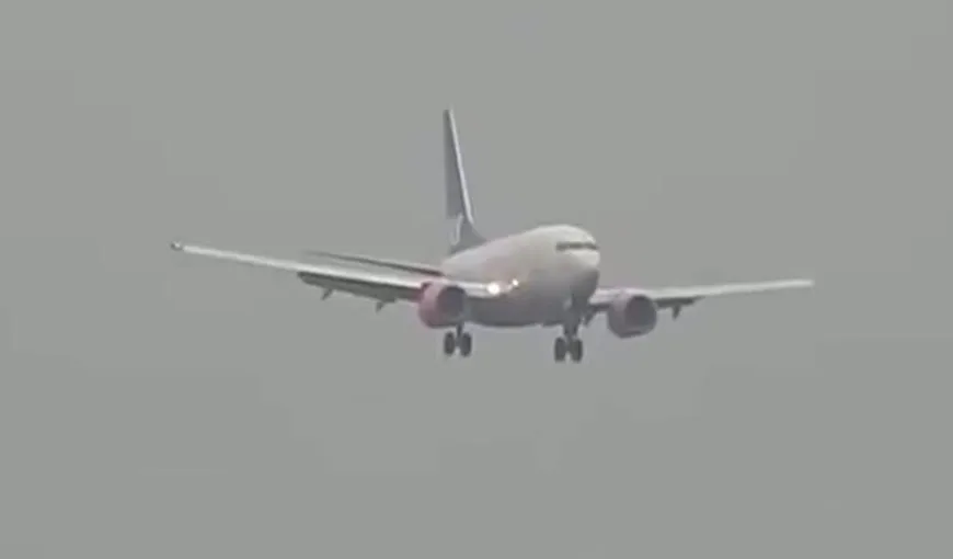 Clipe de GROAZĂ în avion. O aeronavă a aterizat de URGENŢĂ din cauza unui geam spart VIDEO