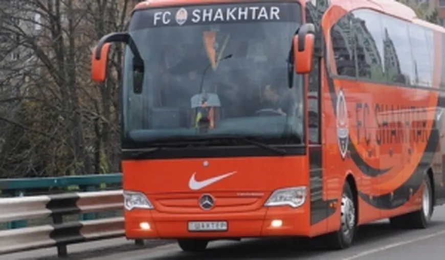 INCALIFICABIL. Autocarul lui Şahtior, oprit de bărbaţi înarmaţi, la Doneţk