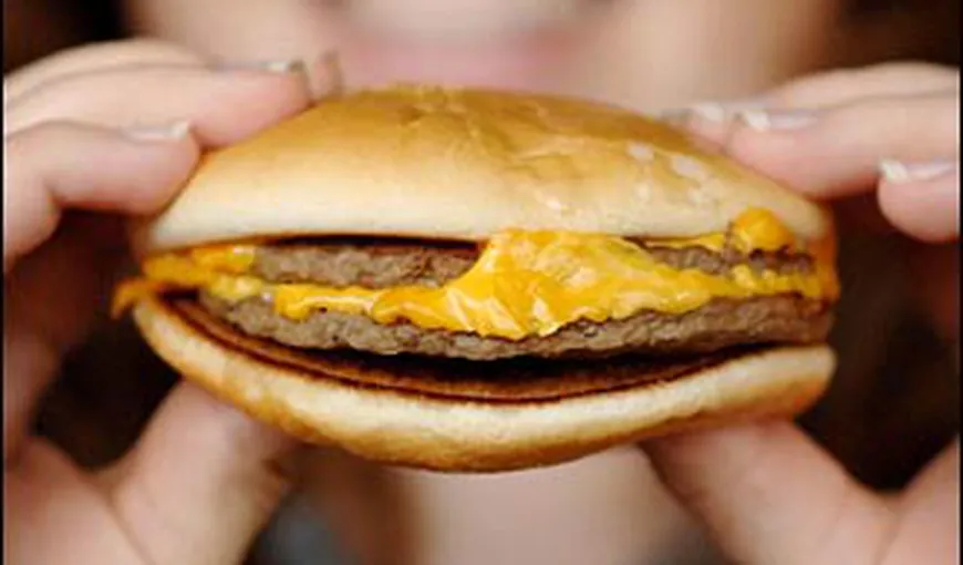 SURPRIZĂ URIAŞĂ la McDonald’s. Nu-ţi vine să crezi ce a găsit un cuplu într-un burger