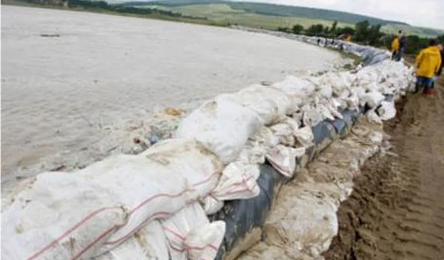 Sătenii unei comune din Argeş şi-au furat propriul dig de protecţie împotriva inundaţiilor