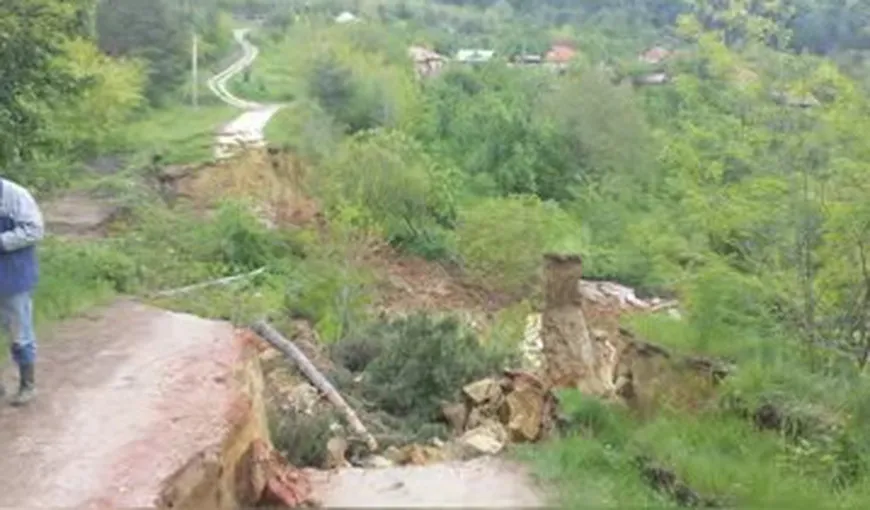 Pământul o ia la vale! Un sat întreg este izolat din cauza alunecărilor de teren