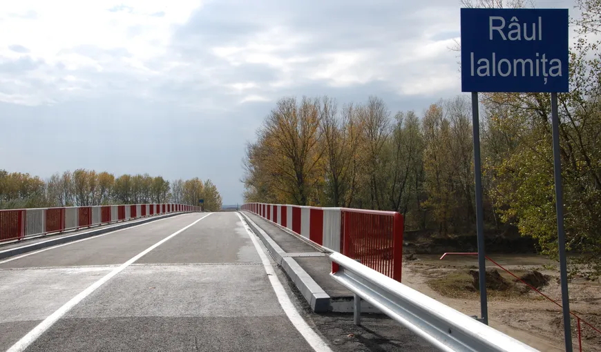 Podul de la Finta, ÎNCHIS circulaţiei din cauza eroziunii unui mal al râului Ialomiţa