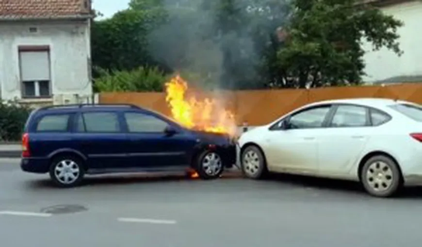Două maşini în flăcări, în urma unui accident rutier VIDEO