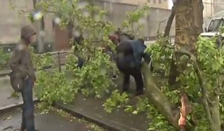 Franţa, lovită de furtuni puternice: Doi morţi, mii de case fără curent electric VIDEO