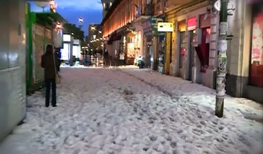 HAOS în Capitală, după o furtună puternică. Străzi acoperite de grindină, pasaje inundate VIDEO