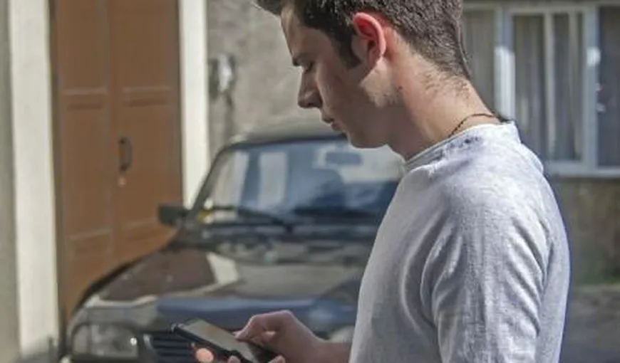 Un adolescent român a inventat un sistem de pornire-oprire a motorului unui autoturism de pe telefonul mobil